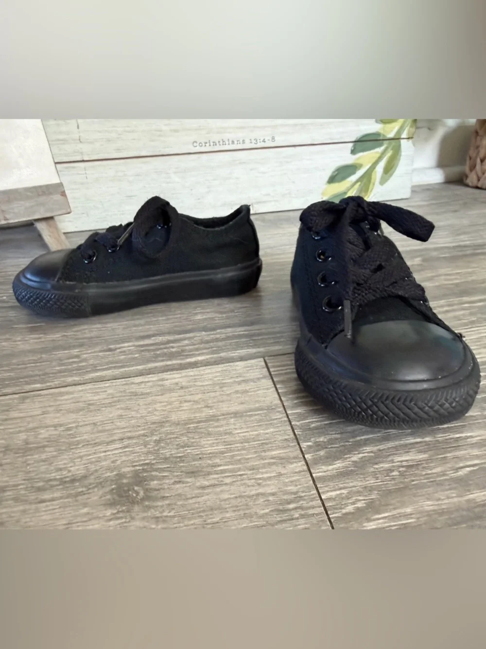Converse‎ Kids Black Canvas Chucks Low Top Lace Up Sneakers in Black. 5C